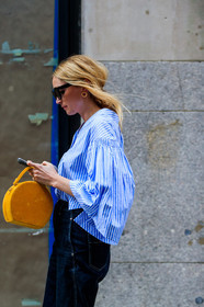 atmosphere details, blue denim, blue shirt, denim pants, detail, fashion week, frenchystyle, FW, graphic bag, graphic shirt, jeans, jonathan paciullo, leather bag, NEW YORK, NYFW, printed shirt, SPRING SUMMER 2018, SS 18, street style, striped shirt, sunglasses, trousers, vertical, yellow bag