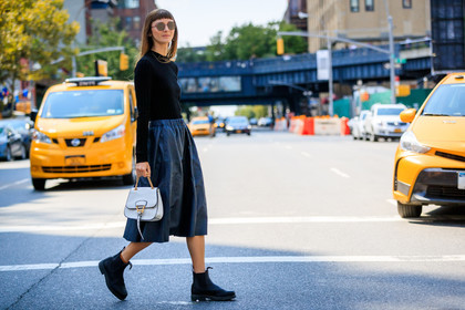 atmosphere details, black boots, black skirt, black sweater, brie welch, fashion week, frenchystyle, full length, FW, horizontal, jonathan paciullo, leather bag, leather skirt, NEW YORK, NYFW, SPRING SUMMER 2018, SS 18, street style, sunglasses, tone on tone, total look black, white bag