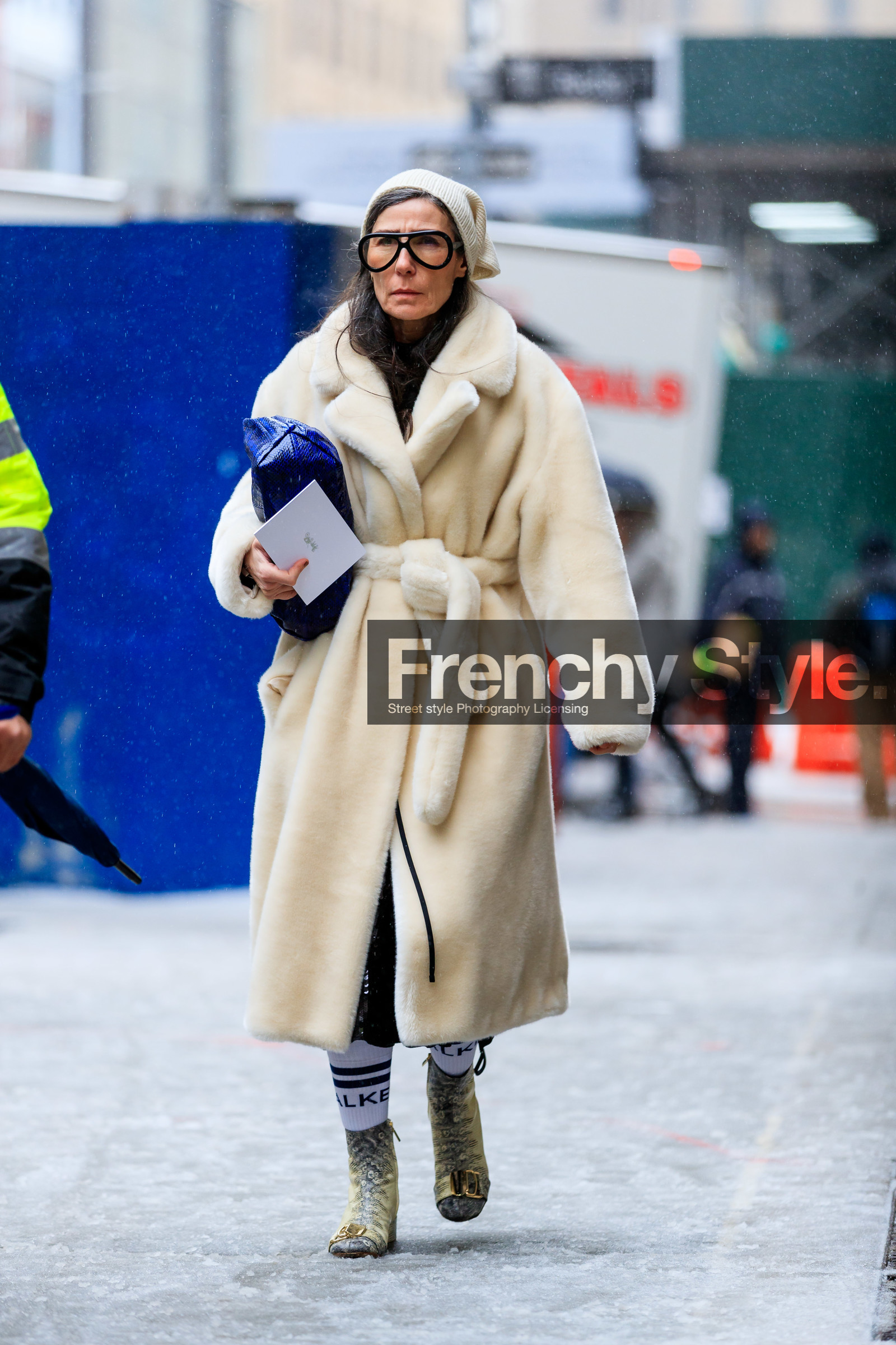 beige coat, blue bag, Fur coat, grey boots, leather bag, leather shoes, sunglasses, Véronique Tristram, white beanie, white coat, white fur, white socks, street style, jonathan paciullo, frenchystyle, NYFW, NEW YORK, AUTUMN WINTER 2019-2020, AW 19-20, FALL WINTER 2019-2020, FW 19-20, fashion week, FW, vertical, full length