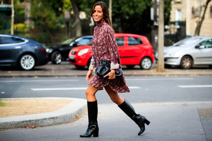 nina urgell cloquell, chloe bag, chloe dress, chloe look, chloe shoes, cachemere printed dress, burgundy dress, high collar dress, long sleeves dress, lace dress, lace sleeves, black leather boots, black leather clutch, high boots, fashion week, frenchystyle, FW, jonathan paciullo, street style, PFW, PARIS, SPRING SUMMER 2021, SS 21, horizontal, atmosphere details, full length