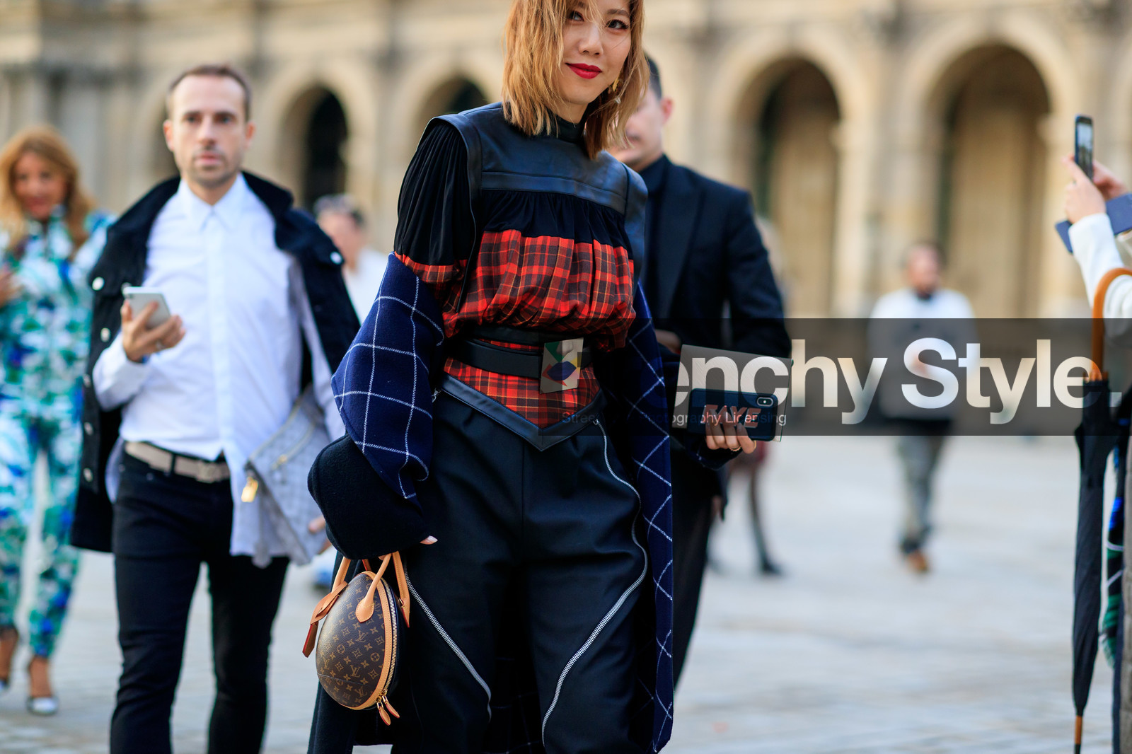 louis vuitton bag, louis vuitton total look, louis vuitton blouse, louis vuitton pants, brown leather bag, box bag, hand bag, round shape bag, monogrammed bag, black leather top, black top, black blouse, pleated blouse, red top, red blouse, checked blouse, checked top, plaid top, plaid blouse, black pants, zipped pants, belted blouse, belted top, black leather belt, PARIS, PFW, SPRING SUMMER 2020, SS 20, fashion week, frenchystyle, FW, jonathan paciullo, street style, horizontal, atmosphere details, detail