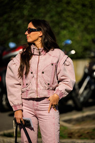 denim pink look, full denim look, red sunglasses, black sunglasses, iphone, fashion week, frenchystyle, FW, jonathan paciullo, street style, MFW, MILAN, FALL WINTER 2022_2023, AUTUMN WINTER 2022-2023, FW 22-23, vertical, atmosphere details
