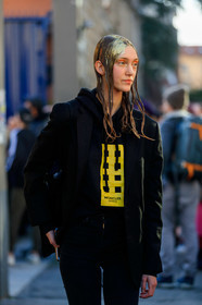 model, glitter face, glitter hair, make up, make up details, hair details, black jacket, black hoodie, moncler hoodie, printed hoodie, strassed make up, fashion week, frenchystyle, FW, jonathan paciullo, street style, MFW, MILAN, AUTUMN WINTER 2020-2021, FALL WINTER 2020-2021, FW 20-21, vertical, atmosphere details, detail