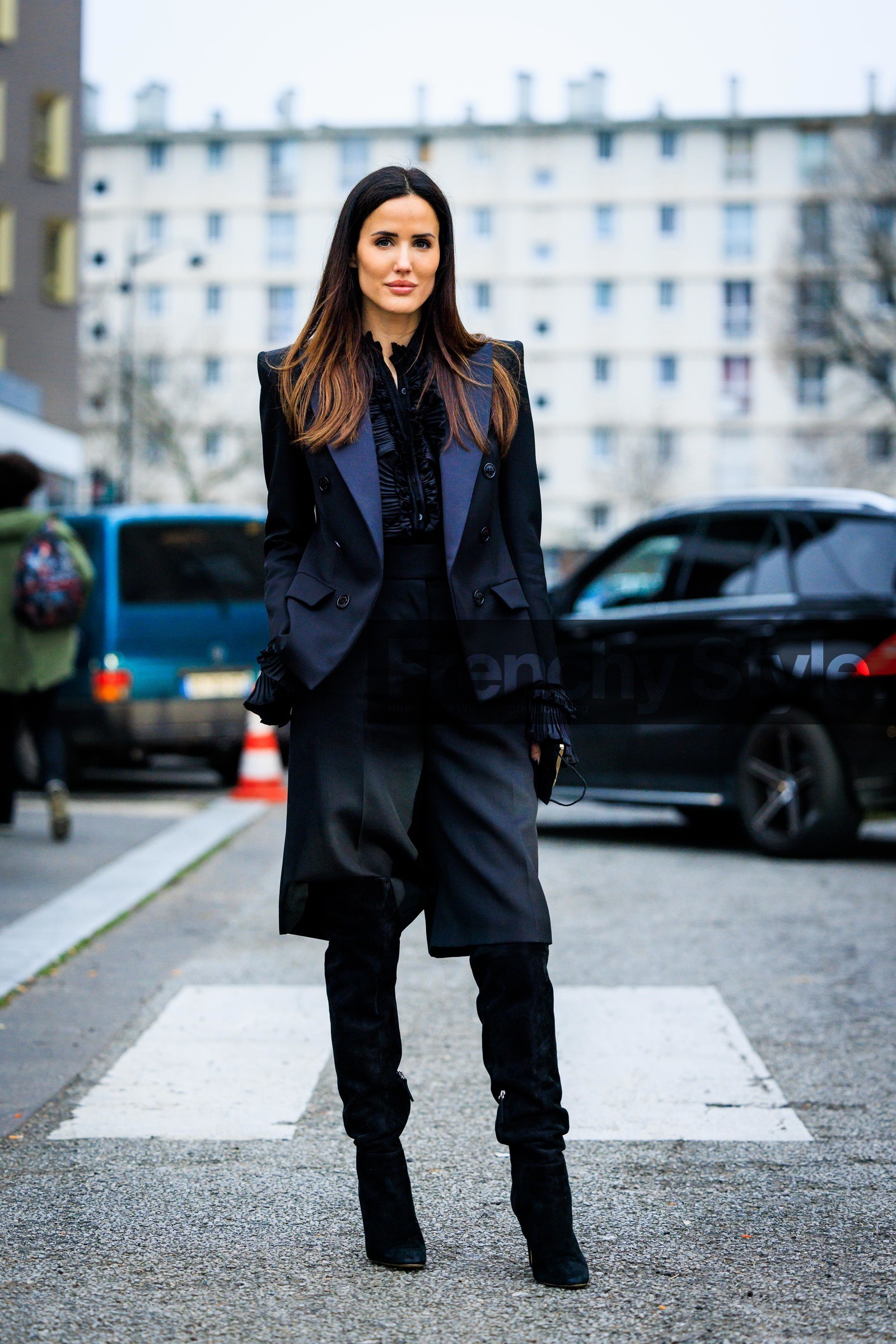 full black look, black blazer, black shirt, ruffles shirt, black shorts, high boots, heeled boots, black boots, californian dyed hair, fashion week, frenchystyle, FW, jonathan paciullo, street style, PARIS, PFW, SPRING SUMMER 2022, SS 22, full length, vertical, alexandra riviere
