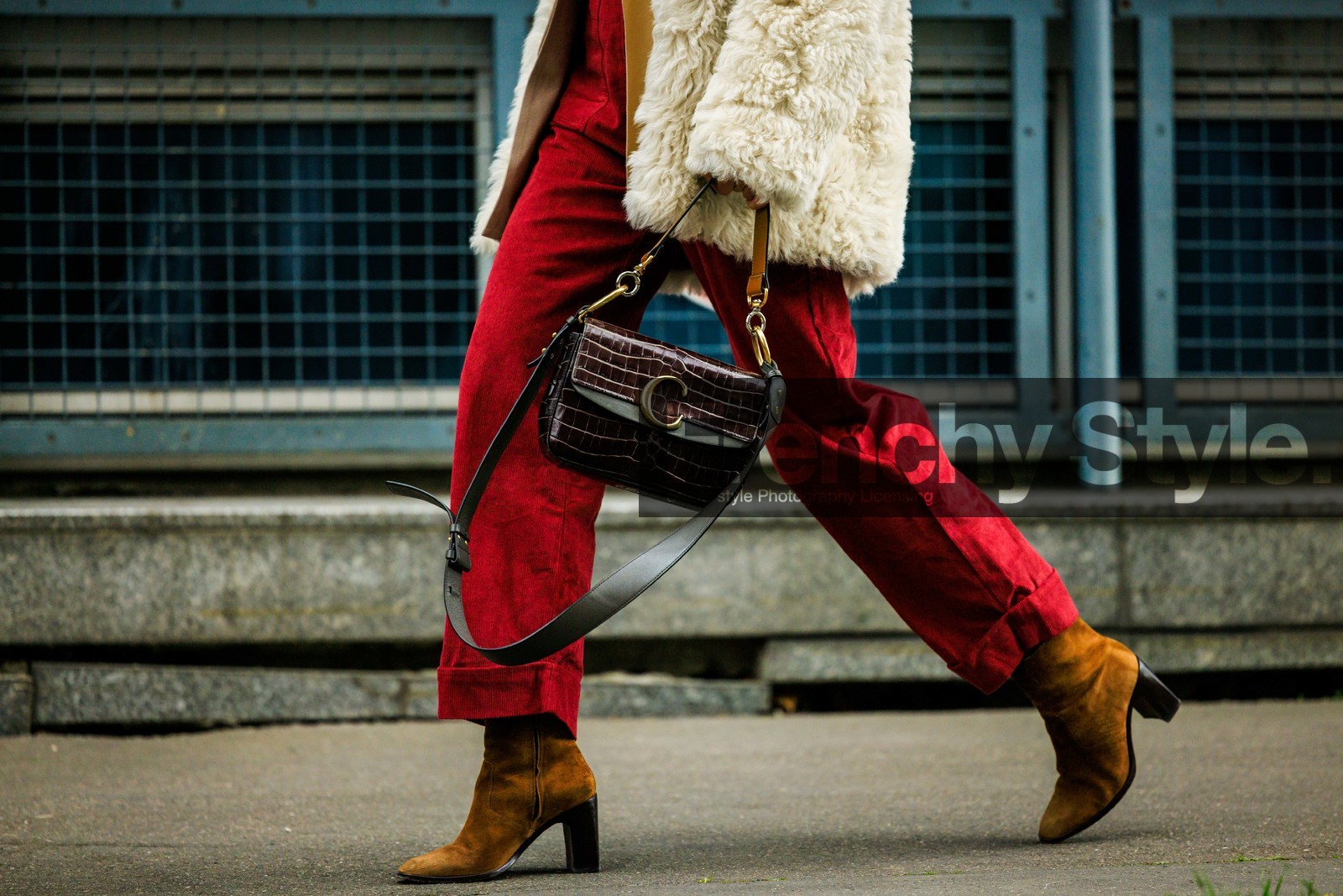 details, croco bag, chloe handbag, brown boots, red jumpsuit, street style, jonathan paciullo, FW, frenchystyle, fashion week, AUTUMN WINTER 2022-2023, FALL WINTER 2022_2023, FW 22-23, PFW, PARIS, horizontal, atmosphere details, detail