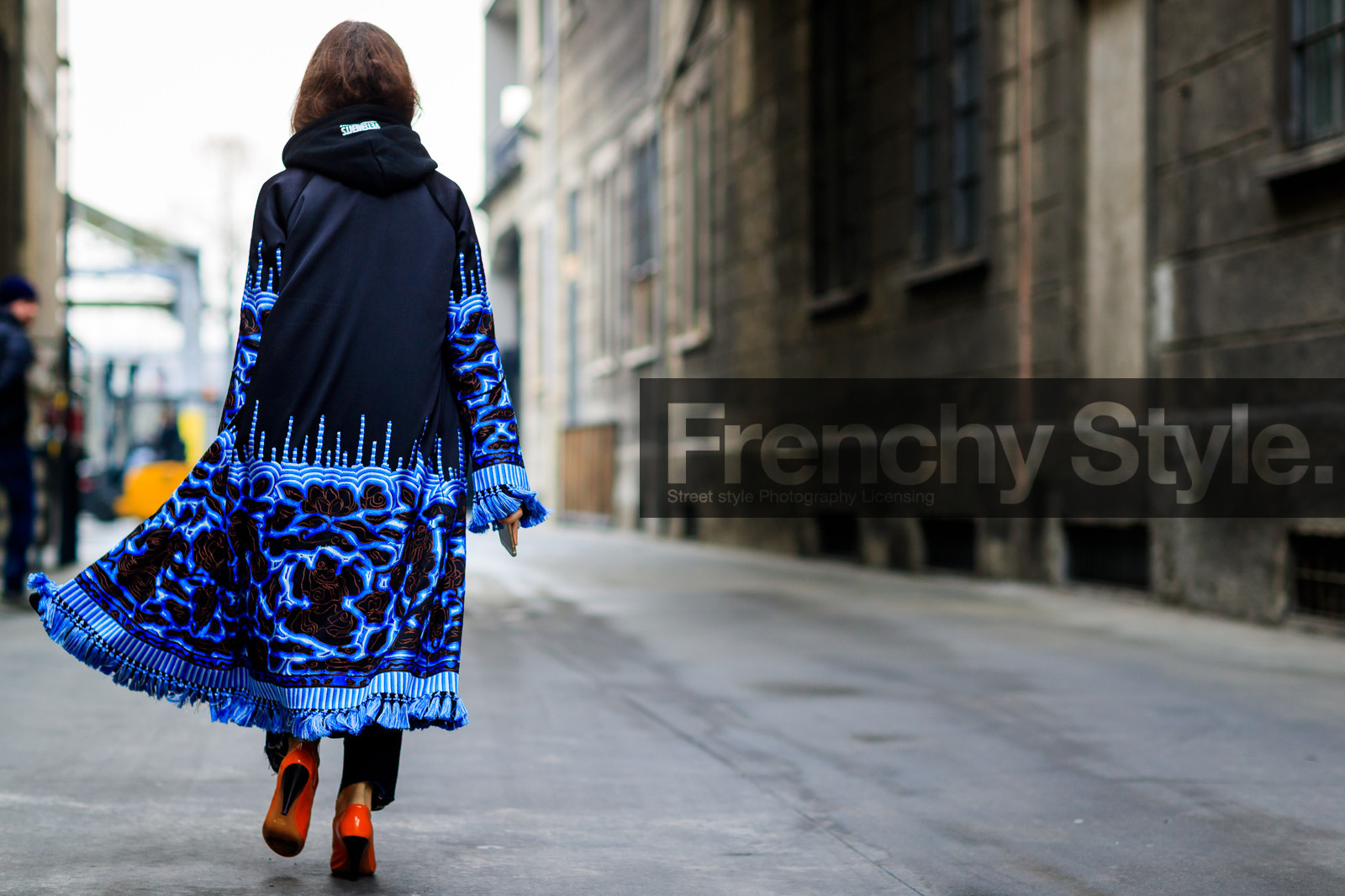 atmosphere details, AUTUMN WINTER 2017-2018, AW 17-18, back detail, black coat, black sweater, blue coat, earrings, embroidered coat, embroideries, erika boldrin, FALL WINTER 2017-2018, fashion week, frenchystyle, full length, FW, FW 17-18, graphic coat, high heels, hoodie, horizontal, jonathan paciullo, leather shoes, MFW, MILAN, orange shoes, printed coat, street style, vêtements