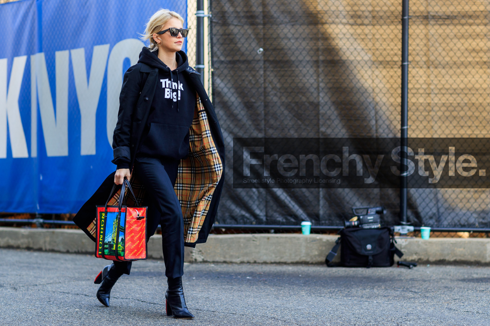 balenciaga, black coat, black pants, black shoes, black sweater, burberry, checked, graphic bag, graphic jacket, high heels, hoodie, leather bag, leather shoes, multicolor bag, plaid, printed bag, printed jacket, red bag, sunglasses, tartan, trench coat, trousers, vêtements, street style, jonathan paciullo, FW, frenchystyle, fashion week, NYFW, NEW YORK, AUTUMN WINTER 2018-2019, AW 18-19, FALL WINTER 2018-2019, FW 18-19, atmosphere details, horizontal, full length, caro daur