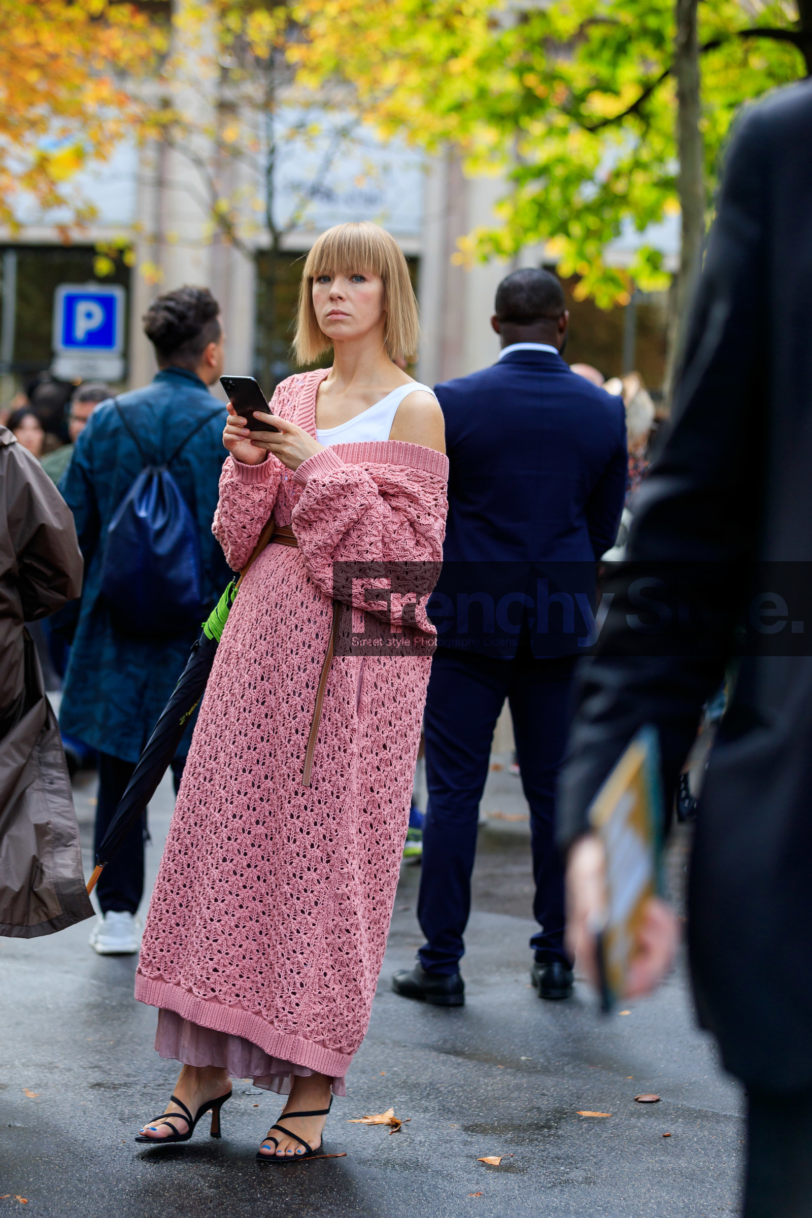 vika gazinskaya, white top, sleeveless top, sleeveless t-shirt, pink dress, long dress, long sleeves dress, knitwear, knit dress, low necked dress, openwork dress, belted dress, brown leather belt, black suede slippers, multi straps sandals, multi straps slippers, kitten heels slippers, PARIS, PFW, SPRING SUMMER 2020, SS 20, fashion week, frenchystyle, FW, jonathan paciullo, street style, vertical, full length