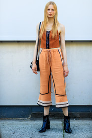 beige pants, black shoes, brown top, fashion week, frenchystyle, full length, FW, high heels, jonathan paciullo, leather bag, leather shoes, model, NEW YORK, NYFW, SPRING SUMMER 2018, SS 18, street style, trousers, vertical