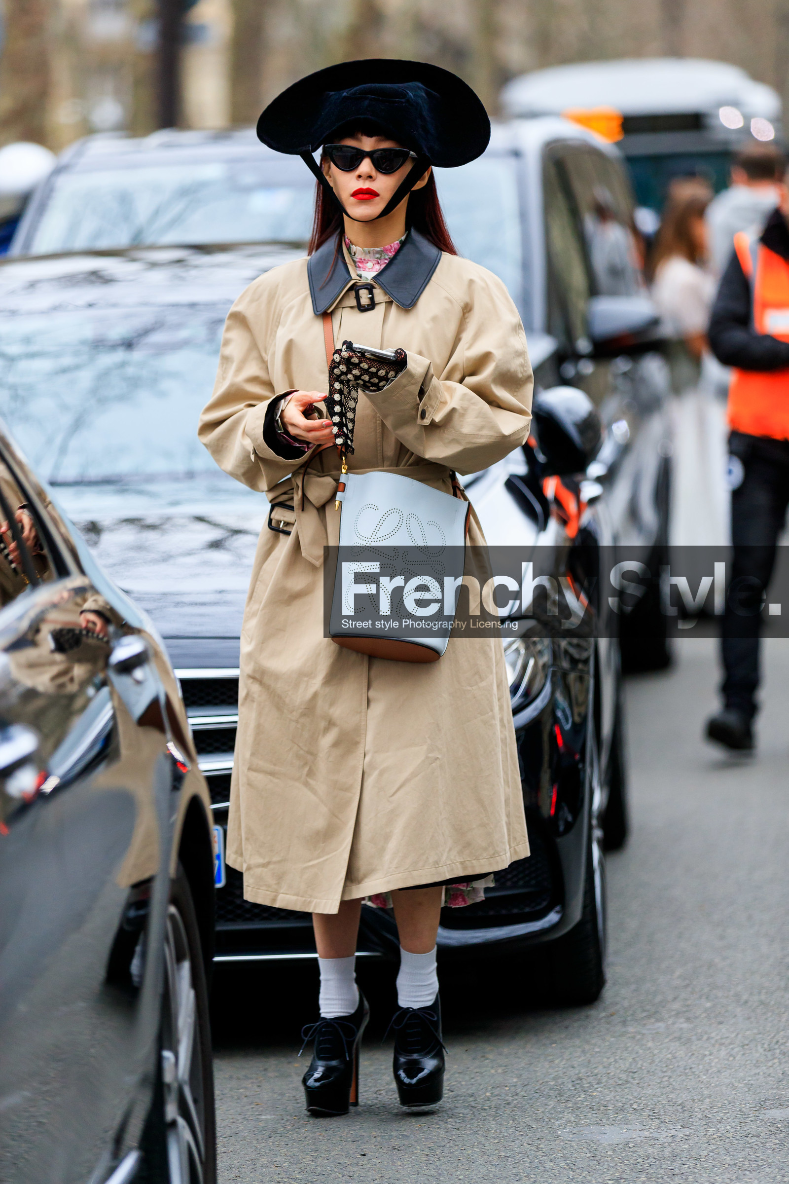 mademoiselle yulia, loewe hat, loewe bag, loewe look, loewe trenchcoat, black hat, black sunglasses, black leather derbie, black gloves, eyecat sunglasses, velvet hat, big hat, beige trench coat, crossbody bag, white leather bag, bucket bag, floral printed blouse, high collar blouse, pink blouse, fishnet gloves, high heels derbies, platform shoes, white socks, belted trench coat, fashion week, frenchystyle, FW, jonathan paciullo, street style, PFW, PARIS, AUTUMN WINTER 2020-2021, FALL WINTER 2020-2021, FW 20-21, vertical, full length