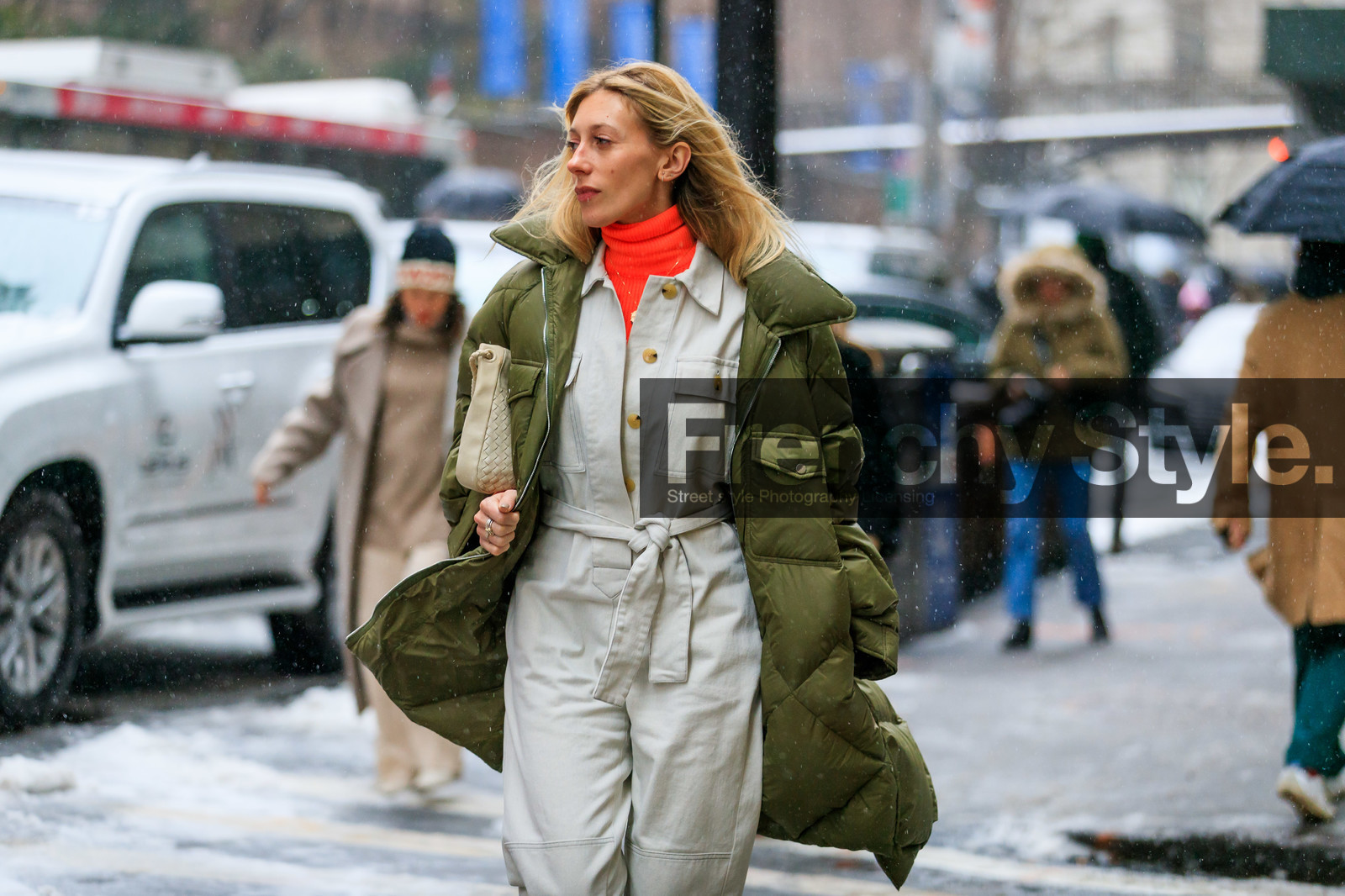 beige bag, beige jumpsuit, down jacket, green coat, leather bag, orange sweater, trousers, turtleneck sweater, street style, jonathan paciullo, frenchystyle, NYFW, NEW YORK, AUTUMN WINTER 2019-2020, AW 19-20, FALL WINTER 2019-2020, FW 19-20, FW, fashion week, atmosphere details, horizontal, detail