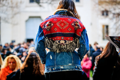 blue denim, denim jacket, embroidered jacket, graphic jacket, navajo print, printed jacket, fashion week, frenchystyle, FW, jonathan paciullo, street style, MFW, MILAN, AUTUMN WINTER 2018-2019, FALL WINTER 2018-2019, FW 18-19, horizontal, atmosphere details, Emmanuelle Alt