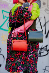 Ami and Aya Suzuki, pink dress, floral printed dress, red leather bag, marni bag, shoulder bag, kaki leather bag, neon green dress, bag detail, long sleeves dress, pink shirt, neon green shirt, short sleeves dress, sleeveless dress, belted dress, marni dress, marni shirt, marni look, marni belt, fashion week, frenchystyle, FW, jonathan paciullo, street style, MFW, MILAN, AUTUMN WINTER 2020-2021, FALL WINTER 2020-2021, FW 20-21, vertical, atmosphere details, detail