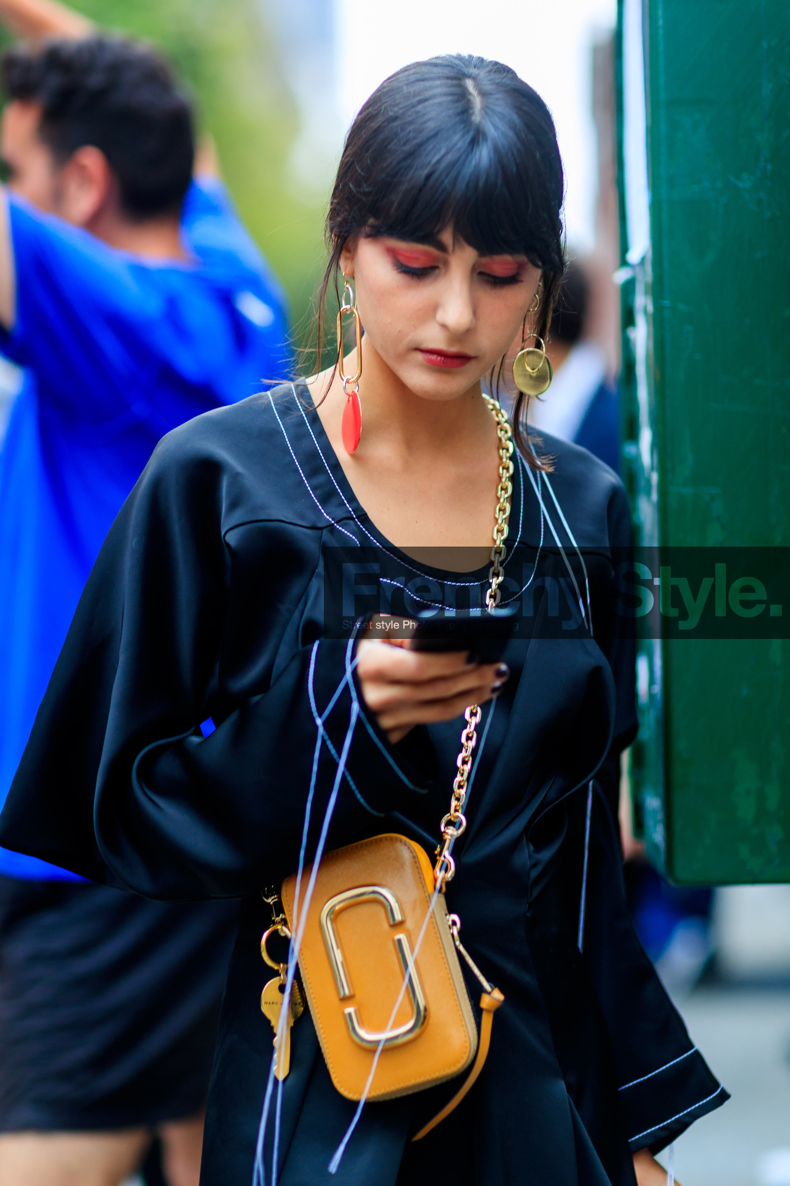 atmosphere details, black dress, camel bag, detail, earrings, eyeshadow, fashion week, frenchystyle, FW, iphone, jonathan paciullo, leather bag, NEW YORK, NYFW, SPRING SUMMER 2018, SS 18, street style, vertical, yellow bag