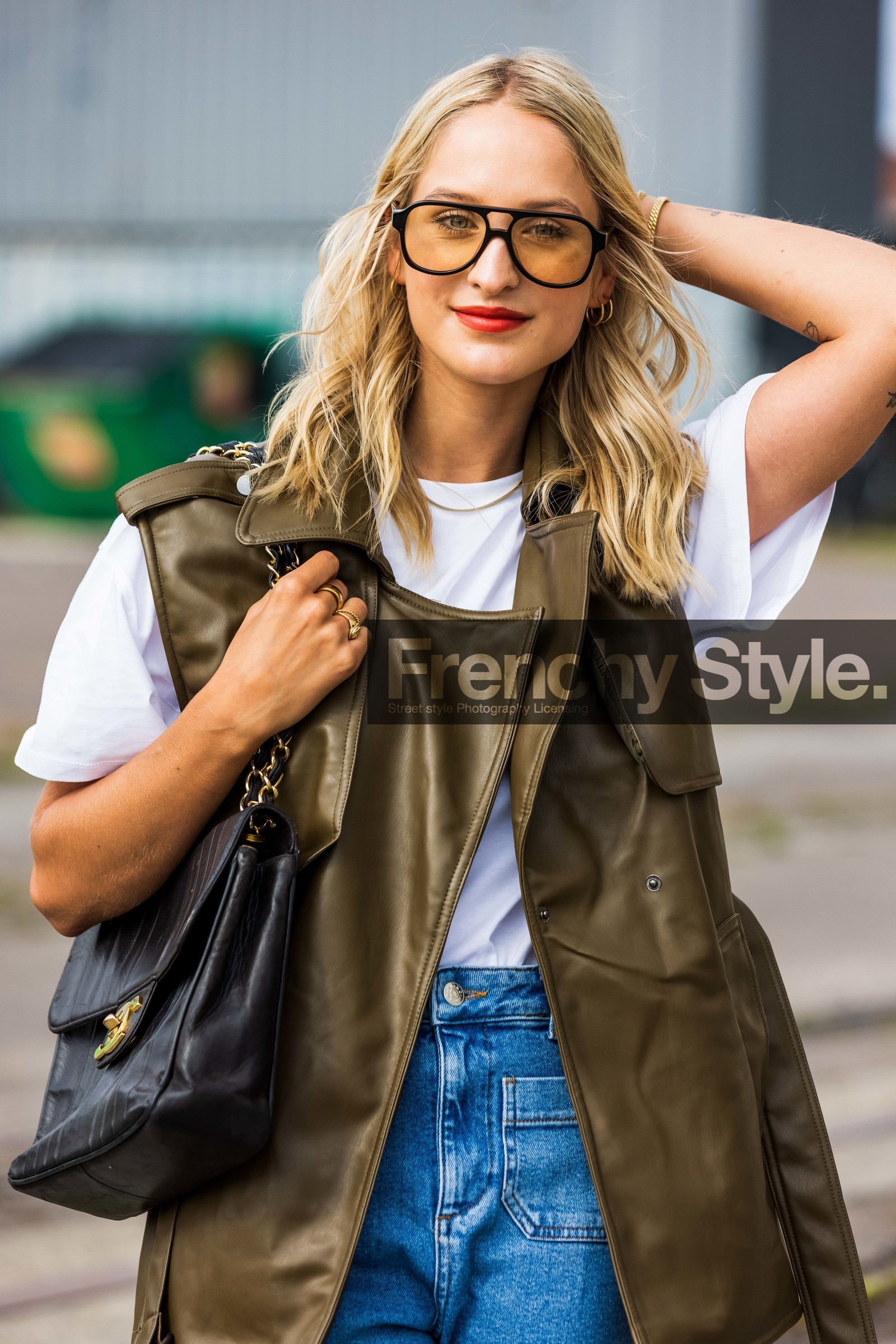 Louisa Theresa, kaki leather jacket, kaki leather perfecto, oversize jacket, oversize perfecto, sleeveless jacket, sleeveless perfecto, white t-shirt, aviator sunglasses, black sunglasses, black leather bag, quilted bag, chanel bag, shoulder bag, fashion week, frenchystyle, FW, jonathan paciullo, street style, SPRING SUMMER 2022, SS 22, COPENHAGEN, CPHFW, vertical, atmosphere details