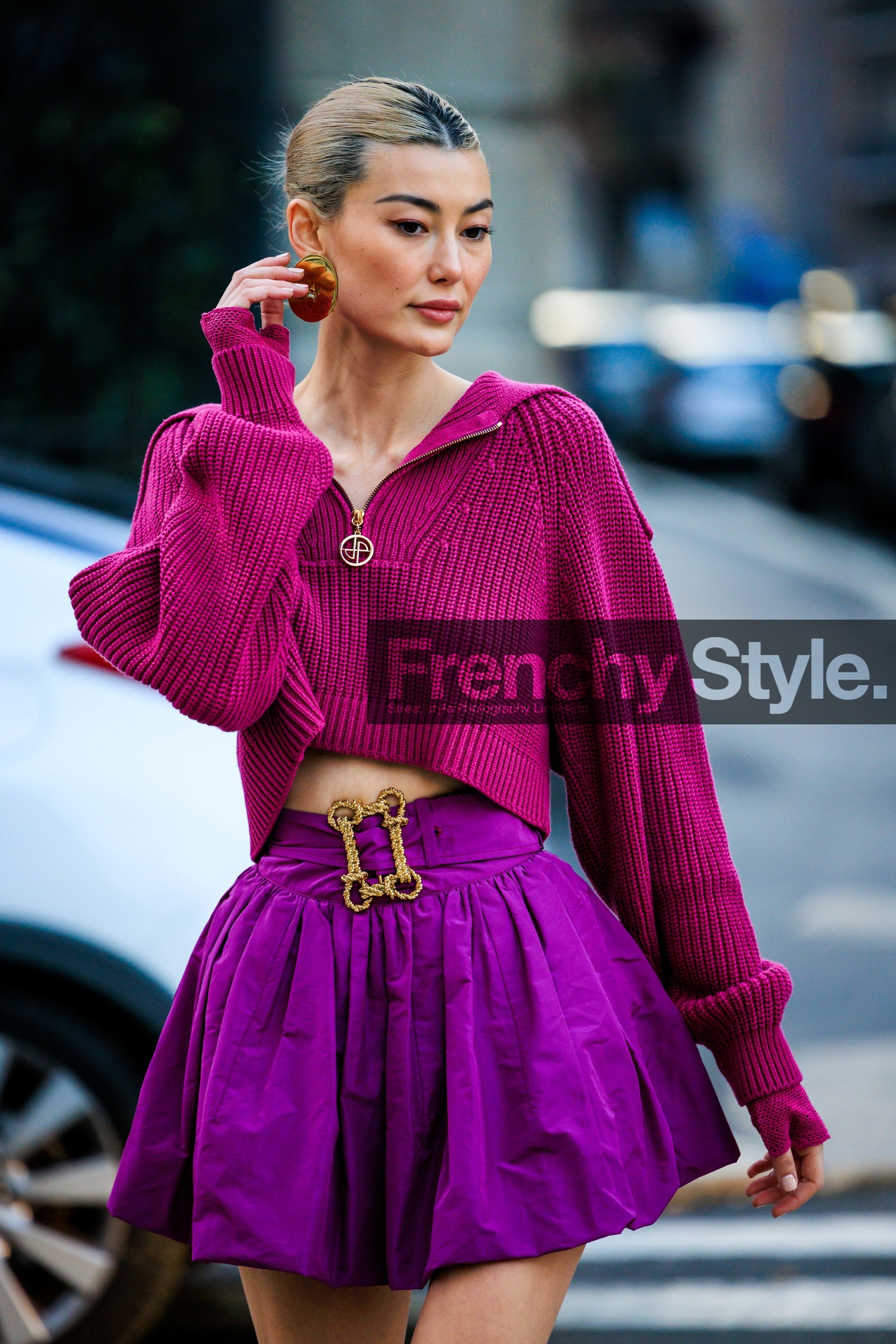 golden plate earrings, knitted jumper, cropped jumper, zipped jumper, mini skirt, pleated pink skirt, golden buckle belt, full pink look, close up, details, amalie gassmann, street style, jonathan paciullo, FW, frenchystyle, fashion week, MFW, MILAN, FALL WINTER 2022_2023, AUTUMN WINTER 2022-2023, FW 22-23, vertical, atmosphere details