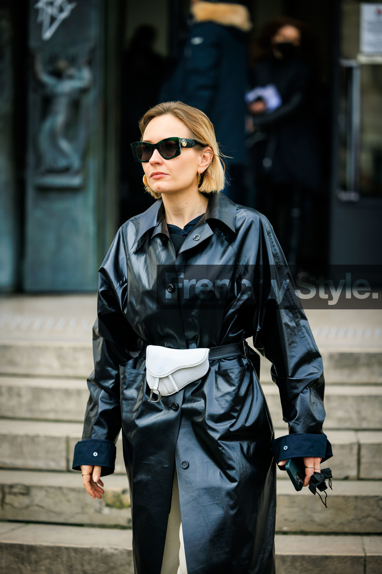 black leather trench coat, saddle bage, white bag, dior bag, black sunglasses, fashion week, frenchystyle, FW, jonathan paciullo, street style, AUTUMN WINTER 2022-2023, FALL WINTER 2022_2023, FW 22-23, PFW, PARIS, vertical, detail