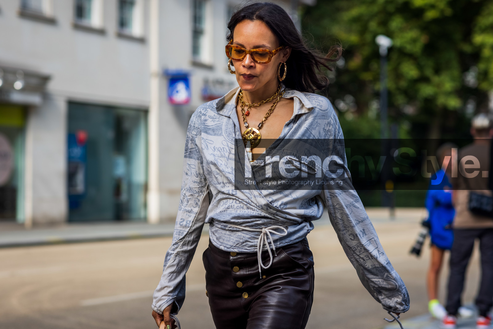 necklace, leather, pants, blouse, print, sunglasses, loops, earrings, fashion week, frenchystyle, FW, jonathan paciullo, street style, SPRING SUMMER 2022, SS 22, LFW, LONDON, horizontal, atmosphere details, detail