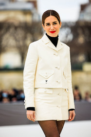 red lips, dior, white look: black turtle neck, buttoned skirt, white skirt, black sheer stockings, black ballerinas, dior ballerinas, white jacket buttoned jacket, gala gonzalez, fashion week, frenchystyle, FW, jonathan paciullo, street style, AUTUMN WINTER 2022-2023, FALL WINTER 2022_2023, FW 22-23, PFW, PARIS, vertical, detail