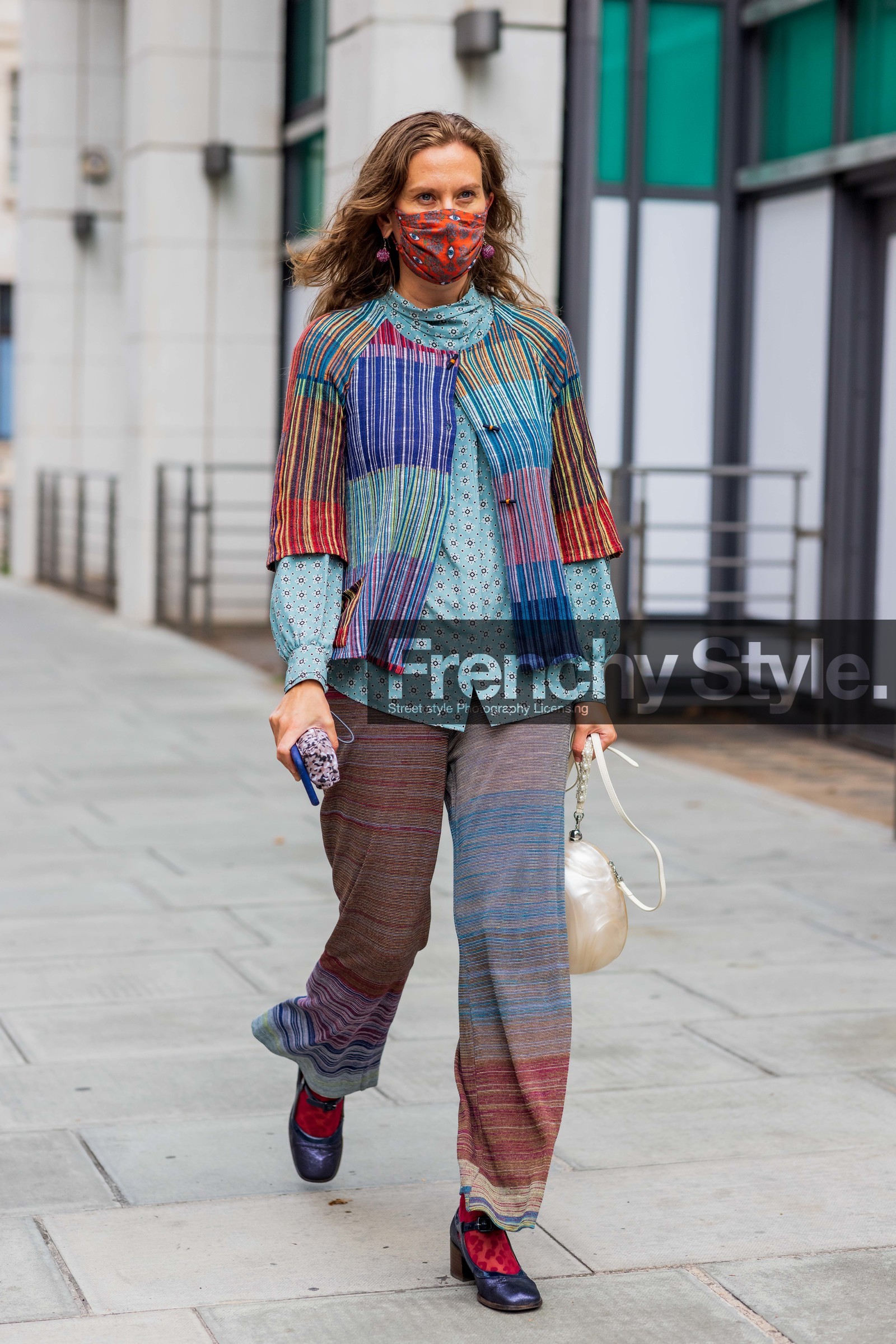 print, trousers, cardigan, shirt, colorful, shoes, heels, clutch, handbag, knits, knit top, knit, knitwear, fashion week, frenchystyle, FW, jonathan paciullo, street style, SS 22, SPRING SUMMER 2022, LFW, LONDON, vertical, full length