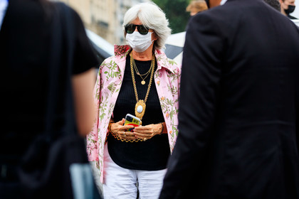 light pink shirt, floral printed shirt, black pullover, black top, golden belt, golden necklace, long necklace, multi necklace, big necklace, medal necklace, stone necklace, white necklace, overshirt, pink shirt, vintage necklace, vintage jewel, fashion week, frenchystyle, FW, jonathan paciullo, street style, PFW, PARIS, SPRING SUMMER 2022, SS 22, horizontal, atmosphere details, detail