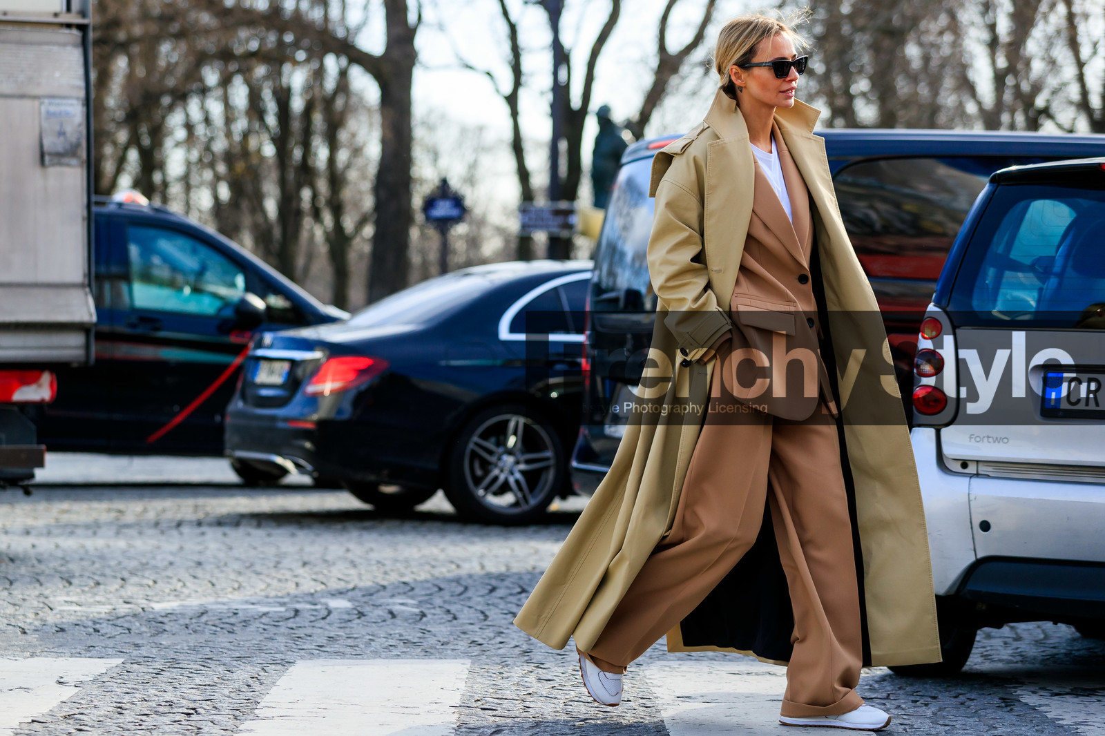 beige trench coat, camel jacket, camel pants, white t-shirt, black sunglasses, butterfly sunglasses, white leather sneakers, loose jacket, loose pants, fashion week, frenchystyle, FW, jonathan paciullo, street style, PFW, PARIS, horizontal, atmosphere details, full length