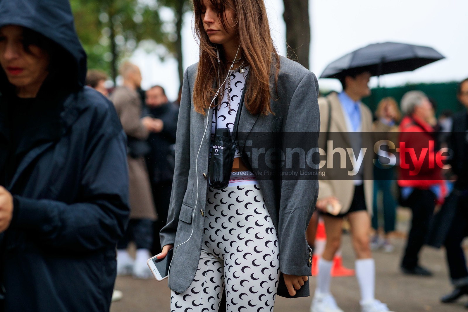 monogrammed pants, monogrammed top, marine serre look, marine serre pants, marine serre top, grey jacket, white pants, white top, tight top, tight pants, cropped top, fashion week, frenchystyle, FW, jonathan paciullo, street style, SPRING SUMMER 2020, SS 20, PFW, PARIS, horizontal, atmosphere details, detail