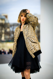 anima print jakcet, leopars print jacket, bomber oversize jacket, ruffle dress, black boots, laced boots, dior, shirt haur, maya hawke, fashion week, frenchystyle, FW, jonathan paciullo, street style, AUTUMN WINTER 2022-2023, FALL WINTER 2022_2023, FW 22-23, PFW, PARIS, vertical, detail