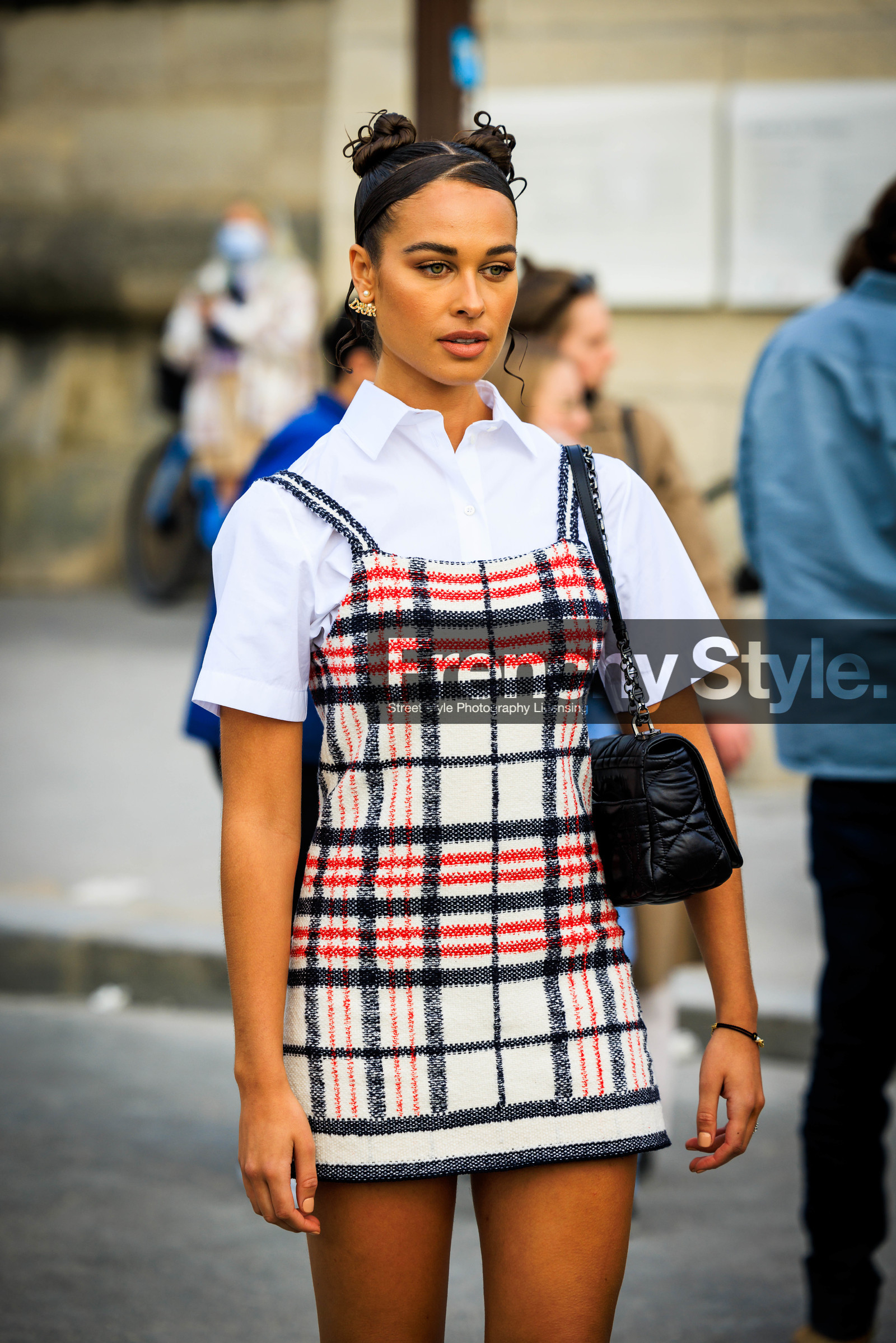 mini dress, plaid dress, multicolor, white shirt, black handbag, bow hair, red and blue dress, close up, sarah lysander, fashion week, frenchystyle, FW, jonathan paciullo, street style, AUTUMN WINTER 2022-2023, FALL WINTER 2022_2023, FW 22-23, PFW, PARIS, vertical, detail