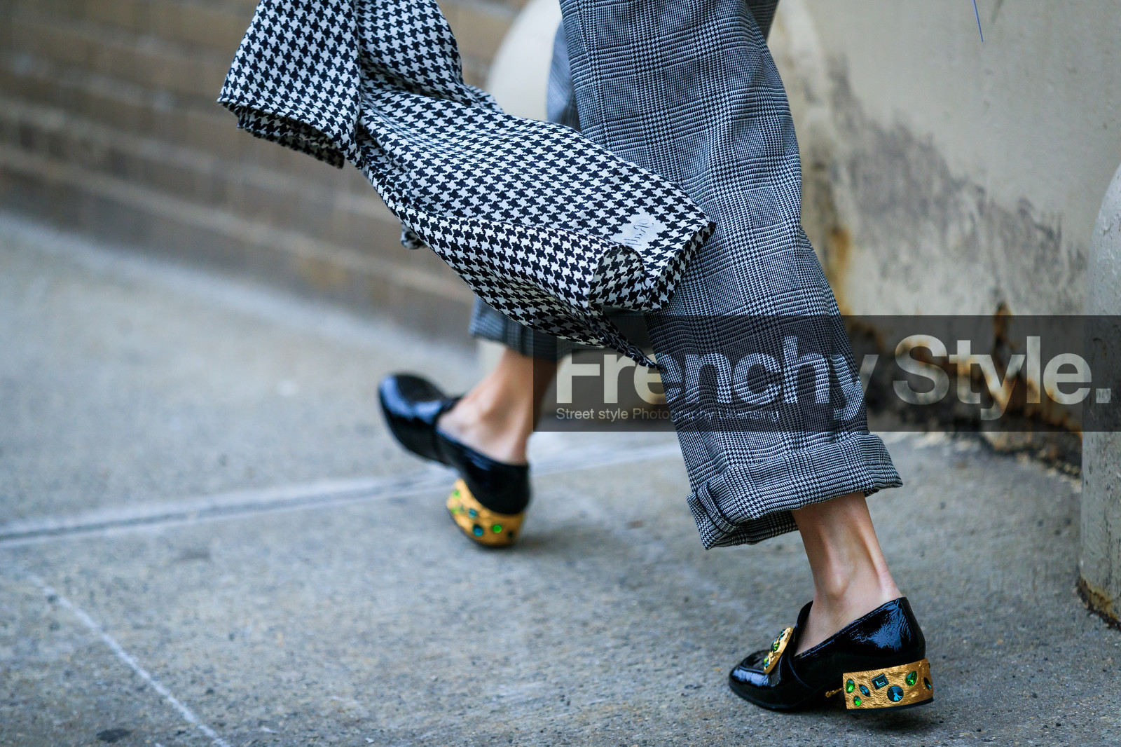 black shoes, check jumpsuit, checked, golden details, graphic jacket, graphic jumpsuit, graphic pants, grey jumpsuit, high heels, houndstooth pattern, jewellery, leather shoes, plaid, printed jacket, printed jumpsuit, printed pants, ralph lauren, trousers, varnished leather shoes, street style, jonathan paciullo, FW, frenchystyle, fashion week, NYFW, NEW YORK, AUTUMN WINTER 2018-2019, AW 18-19, FALL WINTER 2018-2019, FW 18-19, atmosphere details, horizontal, detail, gala gonzalez