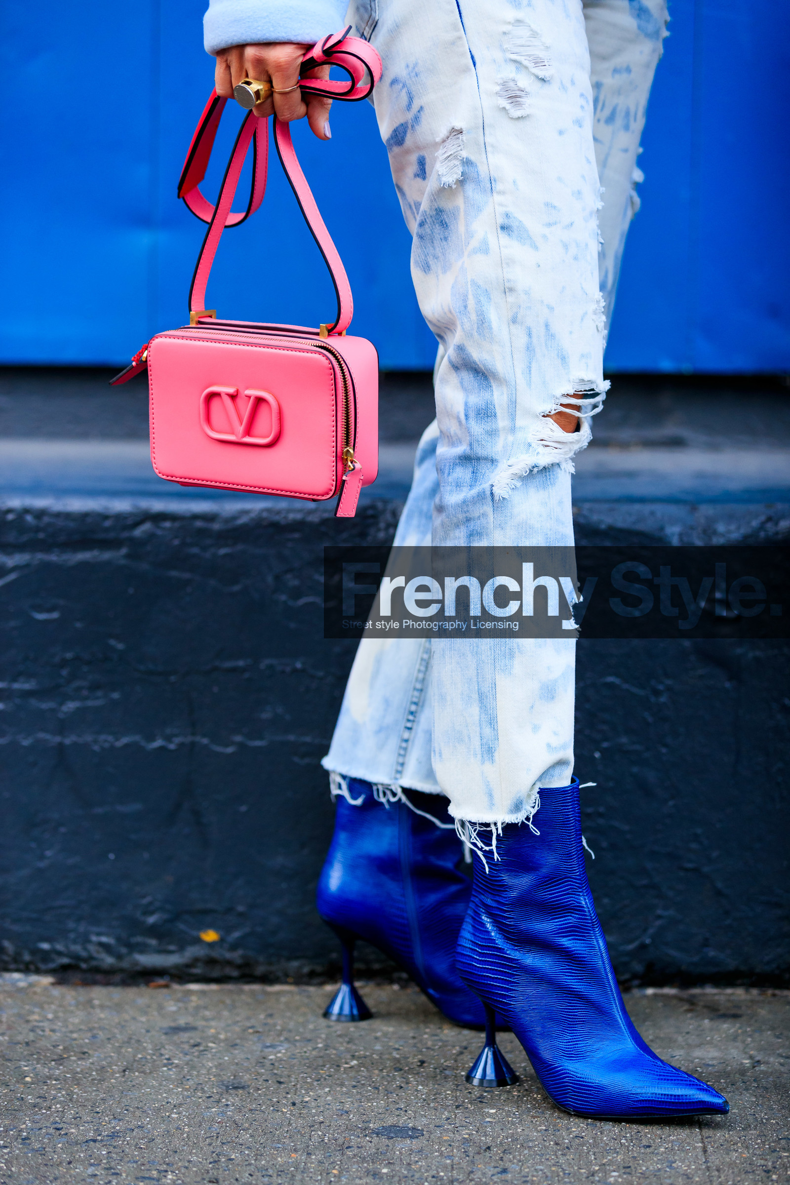 legs detail, shoes detail, bag detail, close up detail, blue leather boots, sharp end boots, high heels boots, low boots, used jeans, tie and dye jeans, white jeans, blue jeans, denim, pink leather bag, valentino bag, fashion week, frenchystyle, FW, jonathan paciullo, street style, AUTUMN WINTER 2020-2021, FALL WINTER 2020-2021, FW 20-21, vertical, atmosphere details, detail, NYFW, NEW YORK