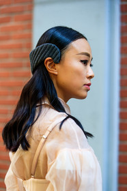 hair details, make up details, black eyeliner, headband, close up detail, fashion week, frenchystyle, FW, jonathan paciullo, street style, MFW, MILAN, SPRING SUMMER 2021, SS 21, vertical, detail