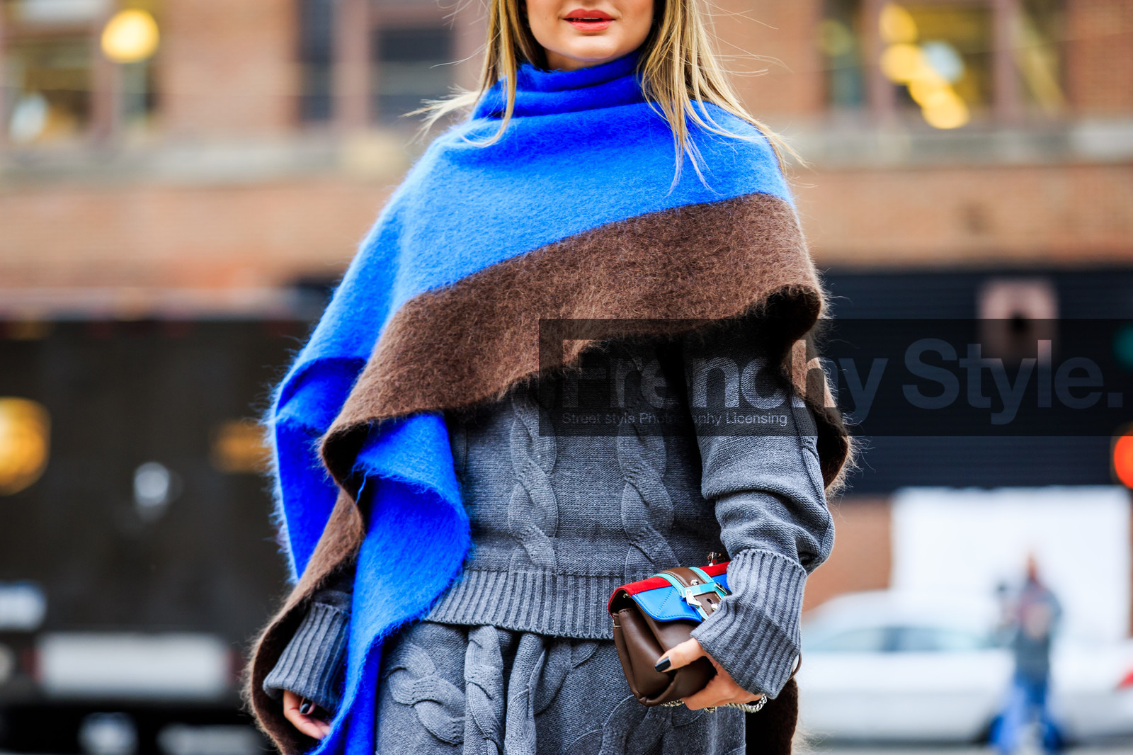 atmosphere details, AUTUMN WINTER 2016-2017, AW 16-17, blue scarf, brown bag, brown scarf, detail, fashion week, frenchystyle, FW, FW 16-17, graphic bag, grey knit, grey sweater, horizontal, jonathan paciullo, leather bag, mini bag, multicolor bag, NEW YORK, NYFW, oversize, street style, striped bag, thassia naves, woman