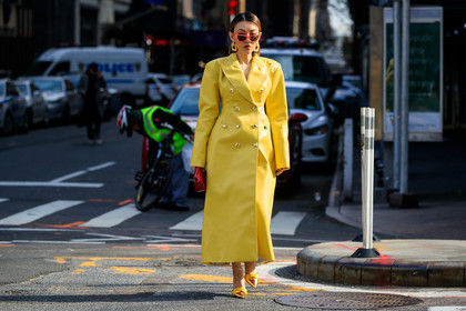 yellow trench coat, long trench coat, golden shoes, red sunglasses, fashion week, frenchystyle, FW, jonathan paciullo, street style, FALL WINTER 2020-2021, AUTUMN WINTER 2020-2021, FW 20-21, horizontal, atmosphere details, full length, NYFW, NEW YORK