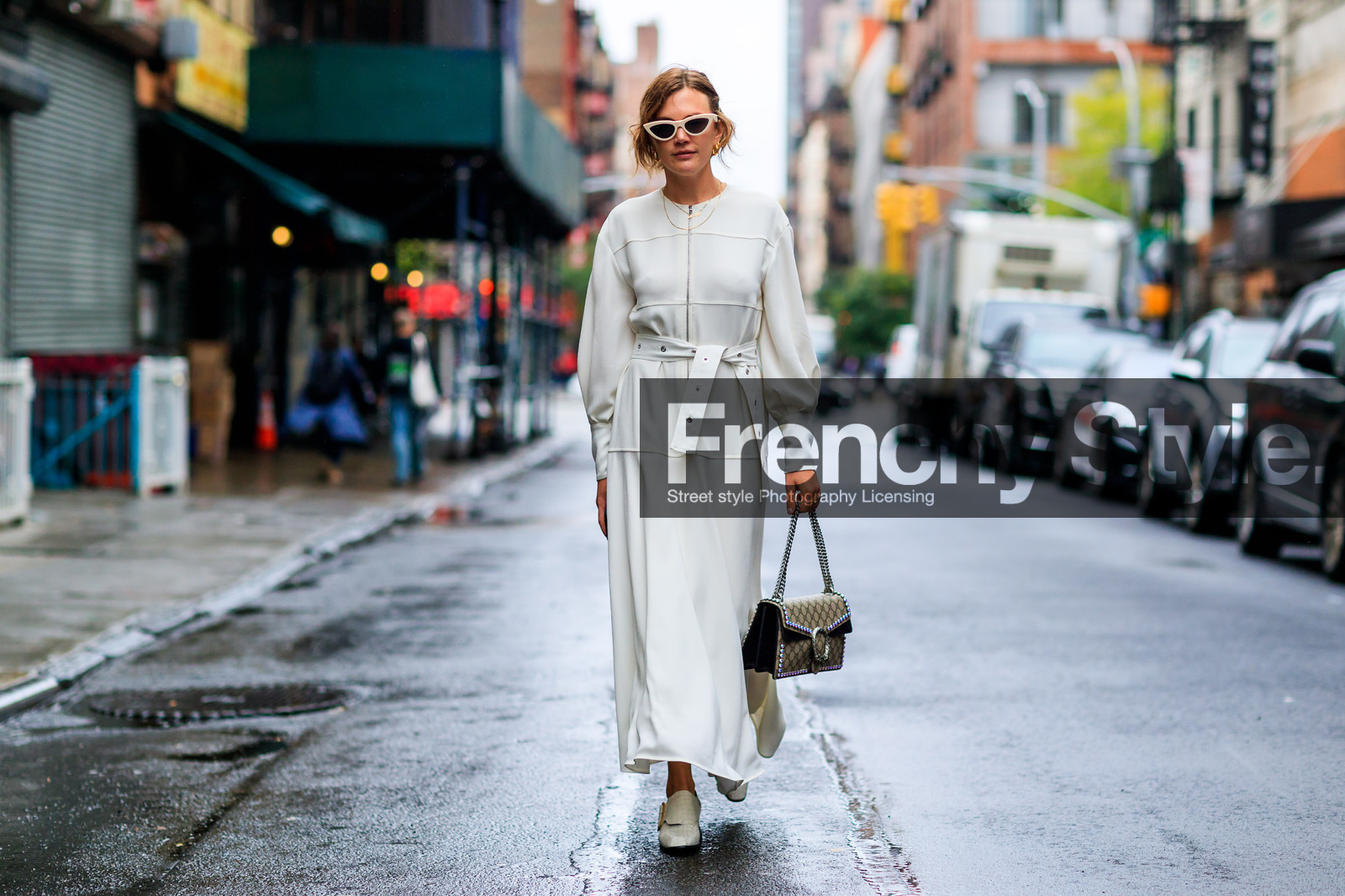beige bag, graphic bag, gucci, high heels, leather bag, leather shoes, madelynn furlong, monogram, printed bag, sunglasses, white belt, white dress, white shoes, street style, jonathan paciullo, FW, frenchystyle, fashion week, NYFW, NEW YORK, SPRING SUMMER 2019, SS 19, atmosphere details, horizontal, full length
