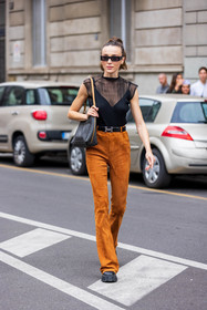 bag, belt, black belt, black shoes, brown bag, camel pants, hermes belt, leather bag, Mary Leest, plateform, print, printed bag, square sunglasses, suede pants, sunglasses, top, transparent, fashion week, frenchystyle, FW, jonathan paciullo, street style, SPRING SUMMER 2022, SS 22, MFW, MILAN, vertical, full length