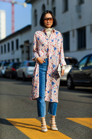 AUTUMN WINTER 2016-2017, AW 16-17, blue denim, denim pants, FALL WINTER 2016-2017, fashion week, floral, flower, frenchystyle, full length, FW, FW 16-17, high heels, jeans, jonathan paciullo, leather shoes, LFW, LONDON, MENSWEAR, pink coat, printed coat, street style, sunglasses, trousers, vertical, vêtements, white shoes, yoyo cao