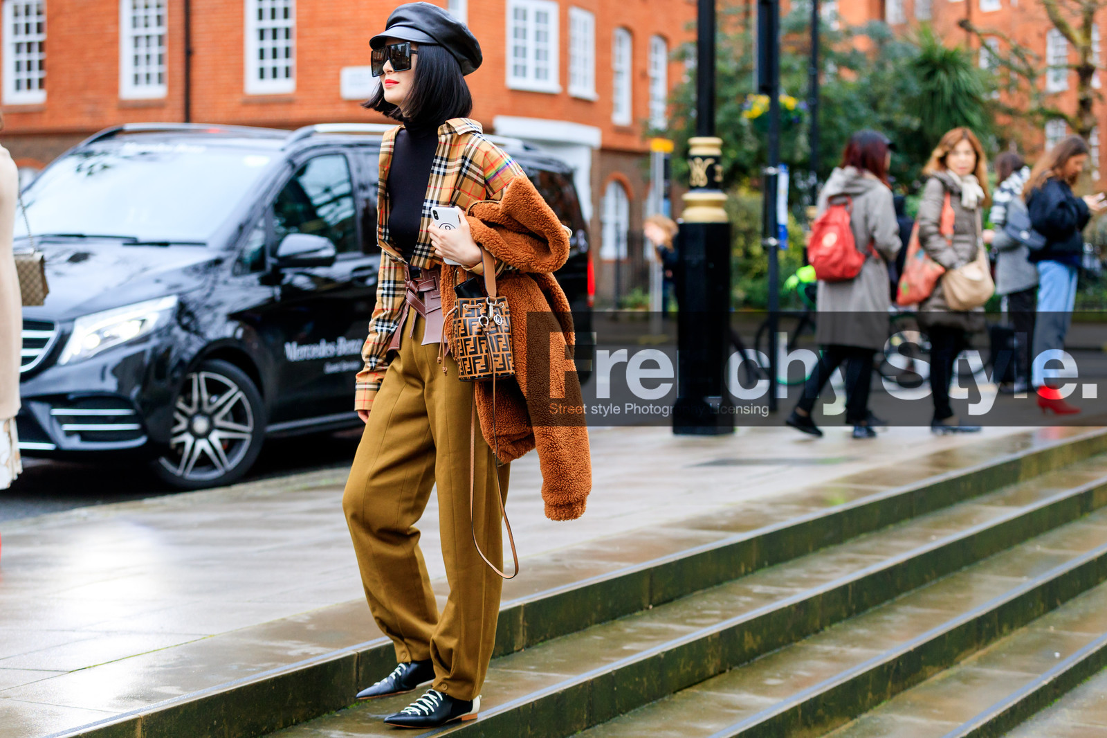 beige shirt, beret, black shoes, black turtleneck, brown bag, brown belt, brown fur, brown jacket, brown pants, burberry, checked, fendi, fur jacket, graphic bag, graphic shirt, leather bag, leather belt, leather shoes, loewe, monogram, plaid, printed bag, printed shirt, red lips, shearling, sunglasses, tartan, trousers, street style, jonathan paciullo, FW, frenchystyle, fashion week, LFW, LONDON, AUTUMN WINTER 2018-2019, AW 18-19, FALL WINTER 2018-2019, FW 18-19, horizontal, atmosphere details, detail