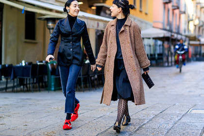atmosphere details, AUTUMN WINTER 2017-2018, AW 17-18, black jacket, black shoes, black skirt, black sweater, blue denim, brown coat, denim pants, detail, earrings, FALL WINTER 2017-2018, fashion week, frenchystyle, FW, FW 17-18, grey sweater, horizontal, jeans, jonathan paciullo, leather shoes, MFW, MILAN, red shoes, street style, tights, trousers