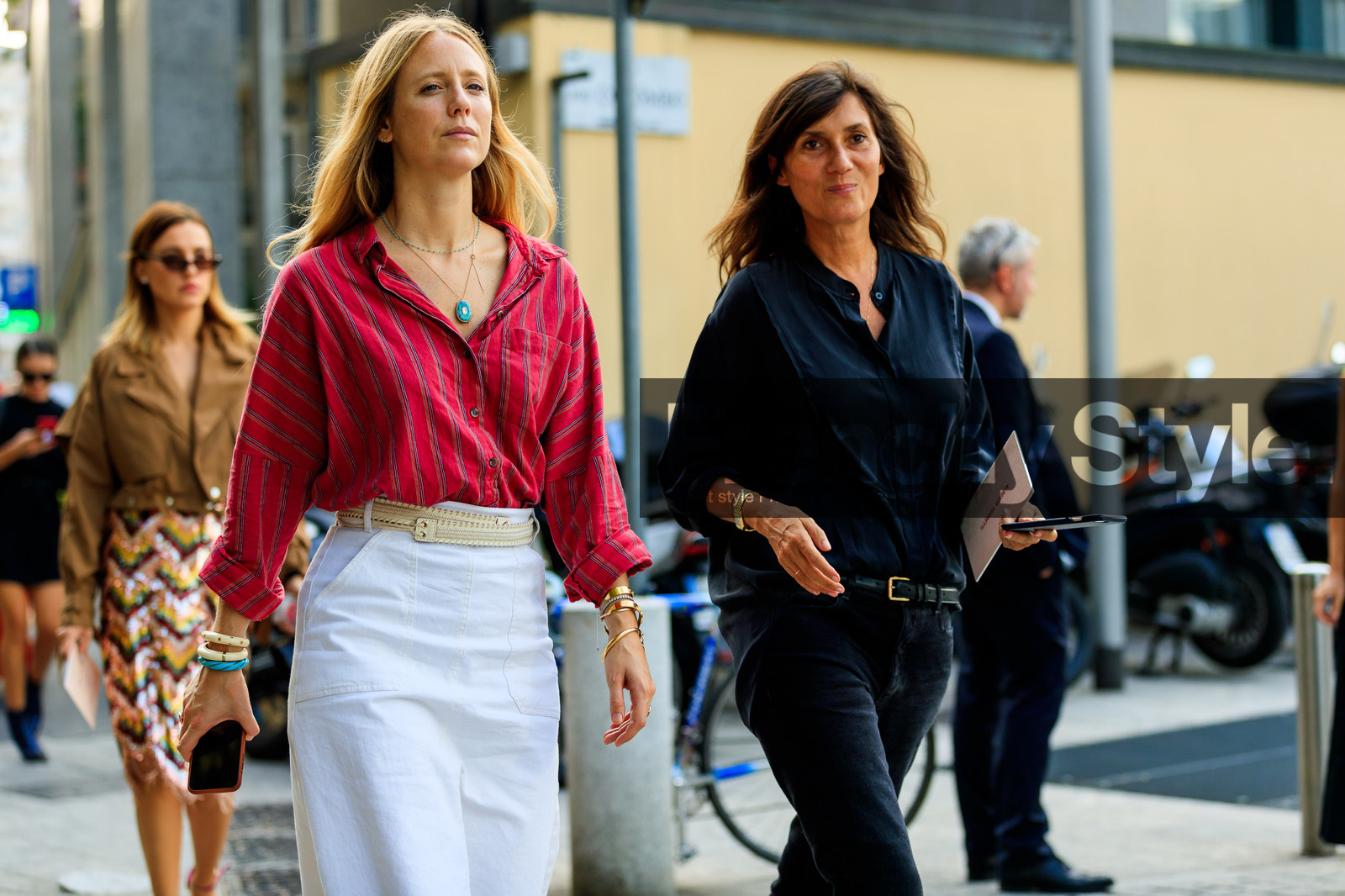 black belt, black denim, black shirt, bracelet, denim pants, Emmanuelle Alt, graphic shirt, jeans, jennifer neyt, leather belt, necklace, printed shirt, red shirt, striped shirt, tone on tone, total look black, trousers, white skirt, fashion week, frenchystyle, FW, jonathan paciullo, street style, MFW, MILAN, SPRING SUMMER 2019, SS 19, atmosphere details, horizontal, detail