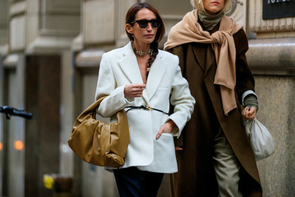 chloe loulou de saison, linda tol, white jacket, belted jacket, bottega veneta bag, bottega veneta belt, chanel necklace, silvered choker, pearl necklace, camel leather bag, hand bag, black leather belt, black sunglasses, fashion week, frenchystyle, FW, jonathan paciullo, street style, NYFW, NEW YORK, AUTUMN WINTER 2020-2021, FALL WINTER 2020-2021, FW 20-21, horizontal, atmosphere details, detail