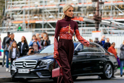 caro daur, stella mccartney bag, stella mccartney look, stella mccartney look, stella mccartney top, stella mccartney pants, burgundy pants, burgundy leather bag, burgundy top, red top, tight top, high collar top, turtleneck top, tailored pants, loose pants, golden earrings, golden necklace, long necklace, dangling earrings, hoop earrings, round earrings, round shape earrings, diamond earrings, big earrings, big necklace, charms necklace, black leather sandals, multi straps sandals, high heels sandals, long sleeves top, printed top, PARIS, PFW, SPRING SUMMER 2020, SS 20, fashion week, frenchystyle, FW, jonathan paciullo, street style, horizontal, atmosphere details, detail