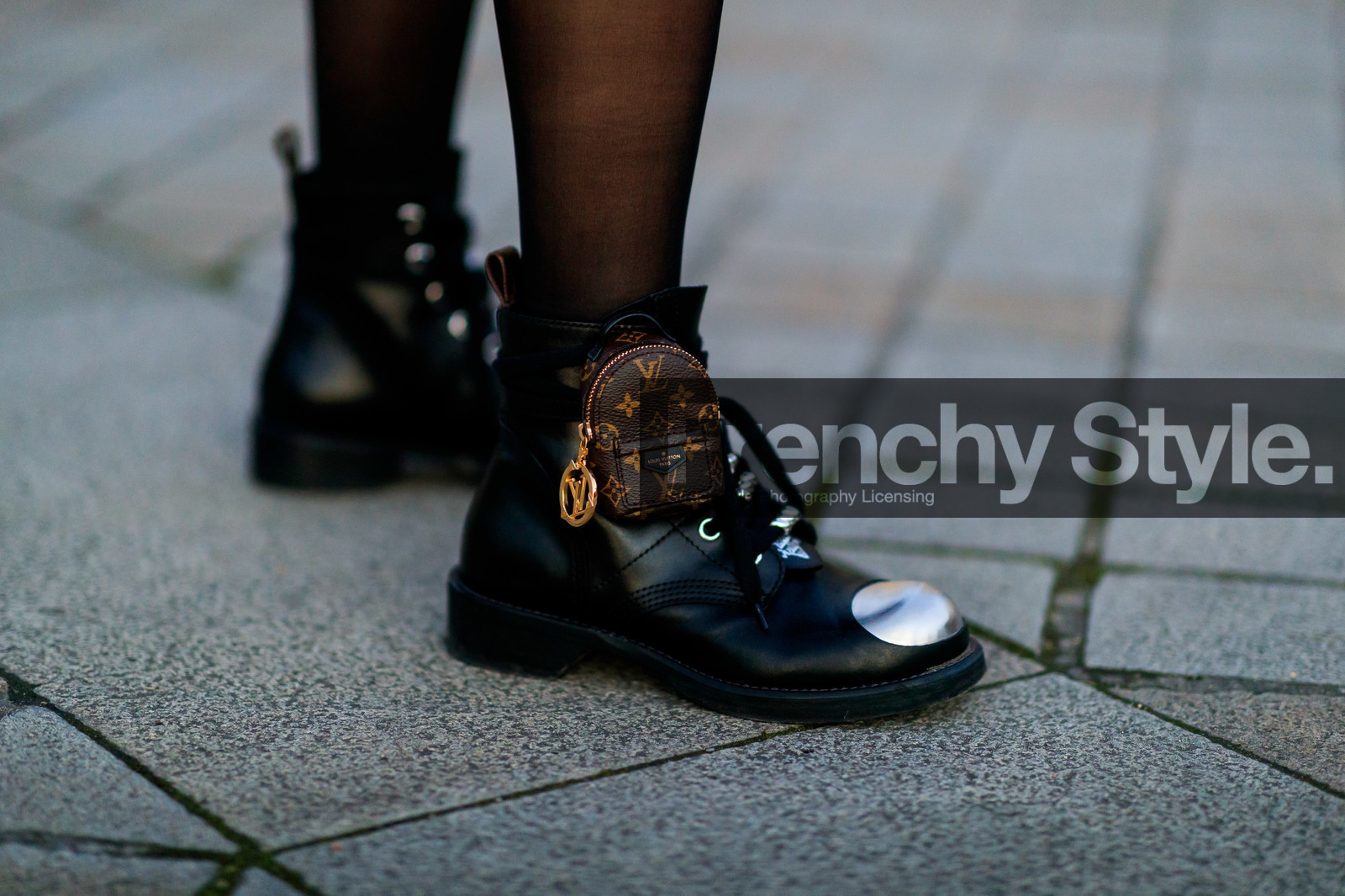 monogrammed bag, monogrammed boots, louis vuitton bag, louis vuitton boots, black leather boots, brown leather bag, brown leather boots, bag detail, mini bag, flat boots, ankle bag, laced boots, close up detail, shoes detail, silvered boots, fashion week, frenchystyle, FW, jonathan paciullo, street style, PFW, PARIS, horizontal, atmosphere details, detail