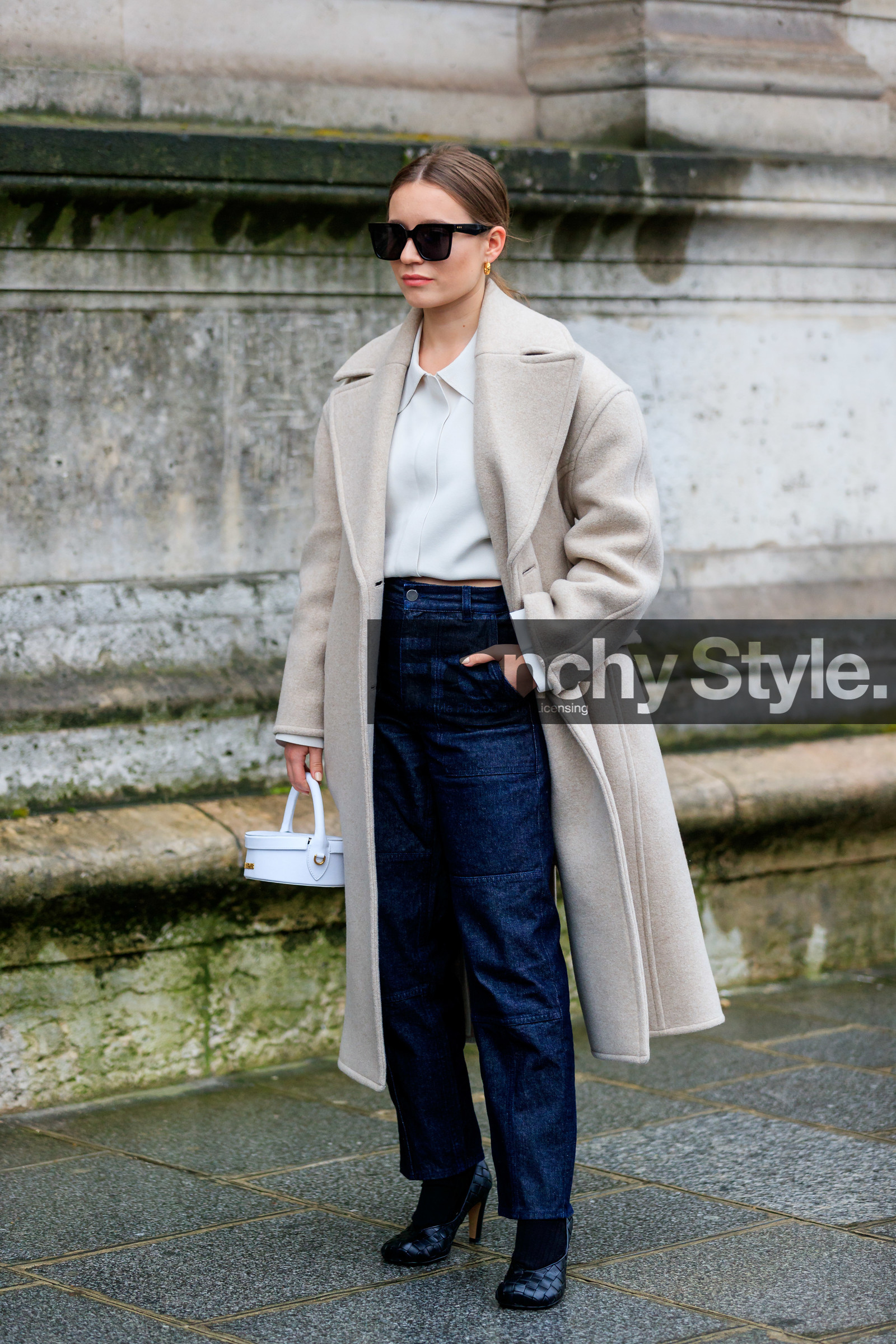 light beige coat, light beige shirt, light beige top, light beige polo shirt, polo shirt, blue jeans, denim, black leather shoes, black socks, plaited shoes, high heels shoes, white leather bag, hand bag, box bag, round shape bag, jacquemus bag, black sunglasses, square shape glasses, fashion week, frenchystyle, FW, jonathan paciullo, street style, PFW, PARIS, vertical, full length