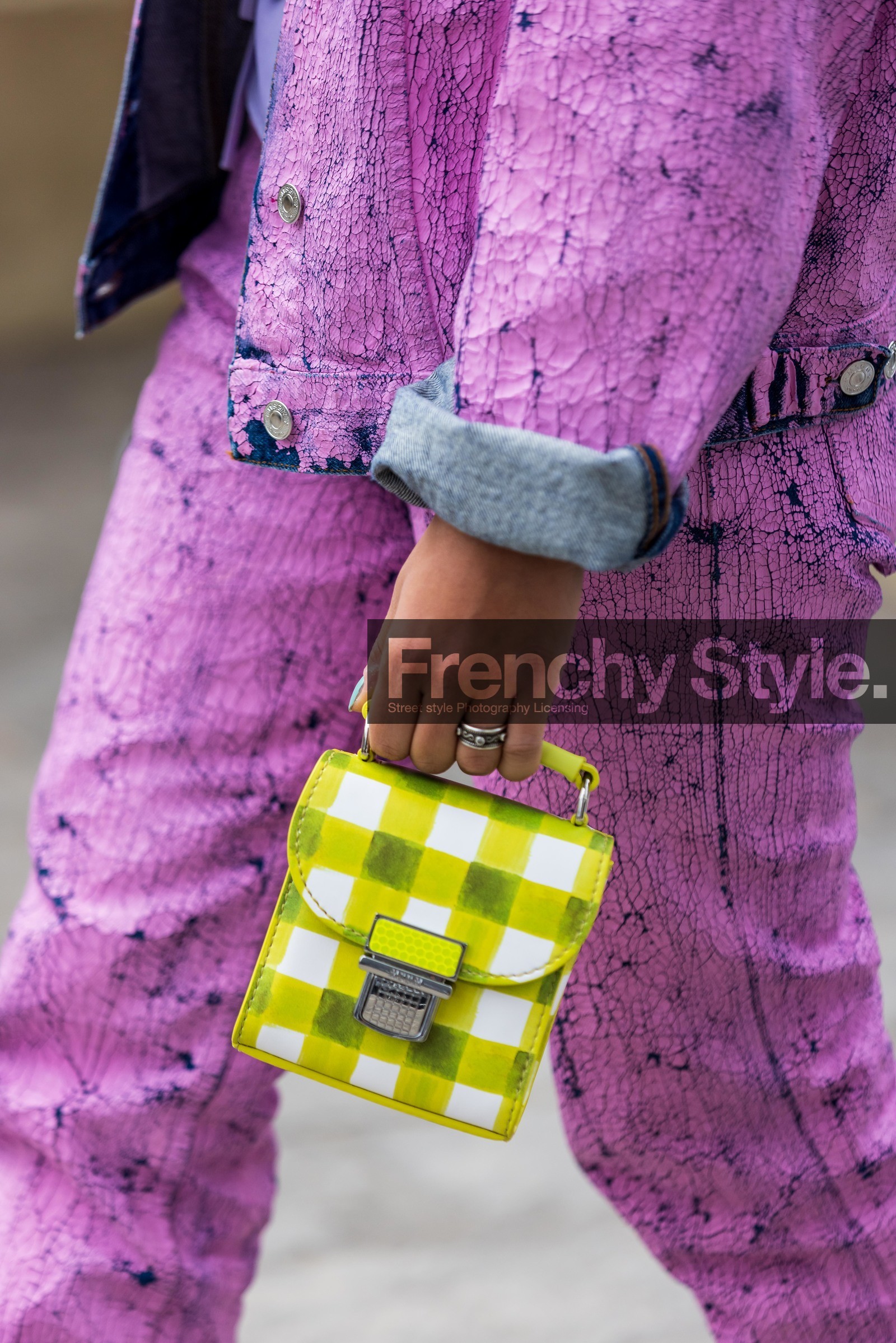 bag, checked bag, close up, cracked jacket, cracked pants, detail, fluo yellow, jacket, leather bag, monochrome, msgm bag, msgm look, pants, pink jacket, pink monochrome, pink pants, printed bag, silver ring, small bag, yellow bag, color, fluo color, fashion week, frenchystyle, FW, jonathan paciullo, street style, SPRING SUMMER 2022, SS 22, MFW, MILAN, vertical, atmosphere details