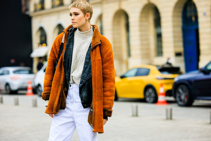 short hair, orange jacket, winter jacket, leather jacket, oatmeal jumper, knitted jumper, white jeans, flared pants, eye cat, model, fashion week, frenchystyle, FW, jonathan paciullo, street style, PARIS, PFW, SPRING SUMMER 2022, SS 22, atmosphere details, detail, horizontal