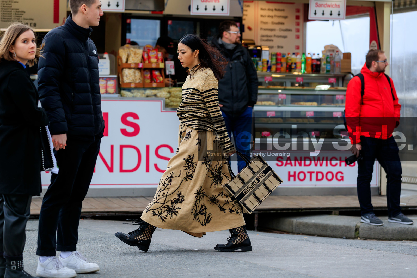 yuyu zhangzou, beige skirt, beige pullover, beige bag, long skirt, striped pullover, black skirt, black pullover, black bag, striped bag, floral printed skirt, dior bag, dior pullover, dior skirt, dior total look, shopping bag, hand bag, black leather boots, openwork boots, fishnet shoes, flat boots, laced boots, fashion week, frenchystyle, FW, jonathan paciullo, street style, PFW, PARIS, AUTUMN WINTER 2020-2021, FALL WINTER 2020-2021, FW 20-21, horizontal, full length, atmosphere details
