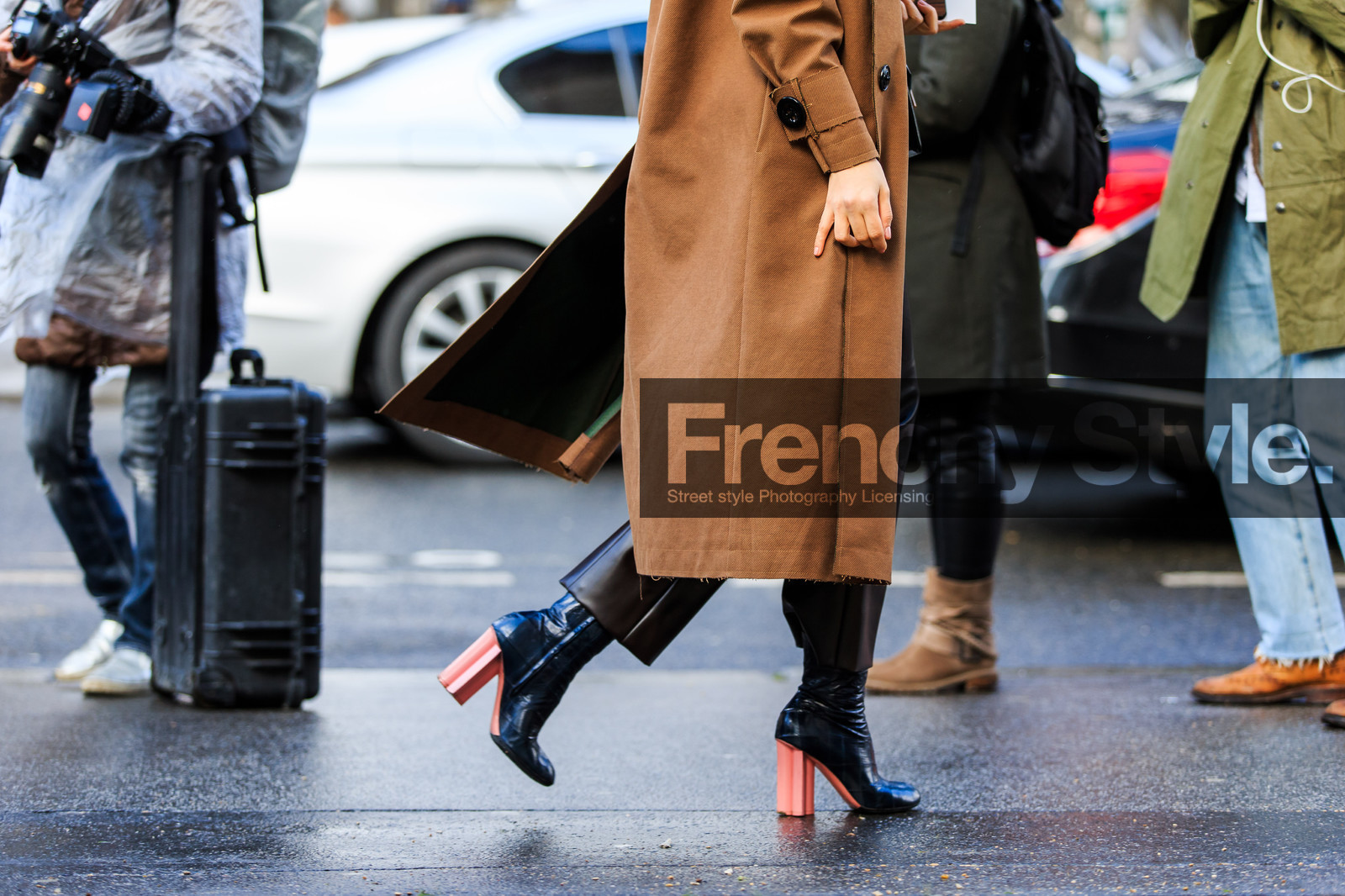 atmosphere details, AUTUMN WINTER 2016-2017, AW 16-17, black pants, blue boots, brown coat, detail, FALL WINTER 2016-2017, fashion week, frenchystyle, FW, FW 16-17, high heels, horizontal, jonathan paciullo, leather boots, leather pants, PARIS, PFW, pink heels, street style, trousers