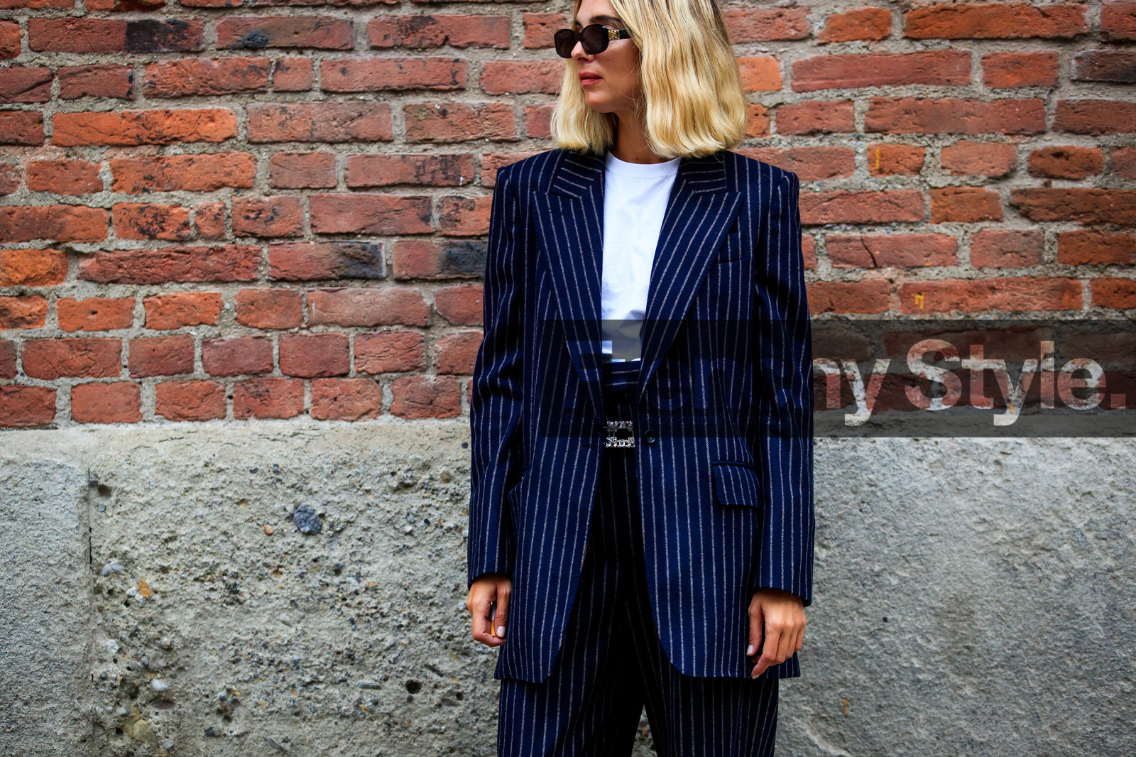 navy blue jacket, navy blue pants, navy blue suits, striped jacket, striped pants, striped suits, white t-shirt, strassed belt, square shape glasses, black sunglasses, candela novembre, street style, jonathan paciullo, FW, frenchystyle, fashion week, MFW, MILAN, SPRING SUMMER 2021, SS 21, horizontal, atmosphere details, detail