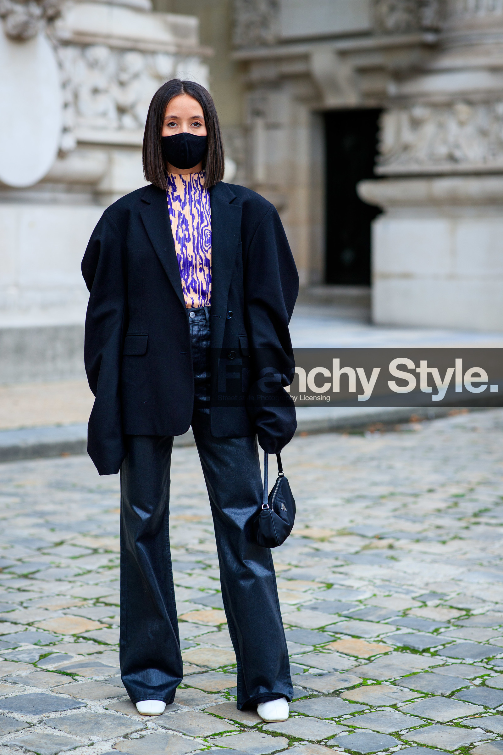 alexandra guerain, black jacket, black jeans, black bag, oversize jacket, oversize shoulder, purple top, white top, geometrical printed top, pleated top, leather pants, leather jeans, flare jeans, denim, fashion week, frenchystyle, FW, jonathan paciullo, street style, PFW, PARIS, SPRING SUMMER 2021, SS 21, vertical, full length